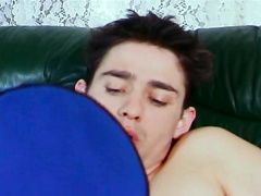 Два пилота имеют симпатичную стюардессу в групповом сексе