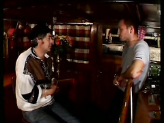 Водитель трахает дочь хозяина гостиницы