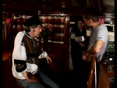 Водитель трахает дочь хозяина гостиницы