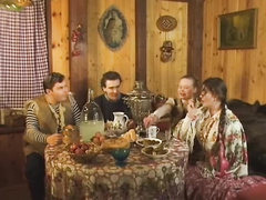 Семейная пара из Рязани приезжает в деревню и занимается русским свингом